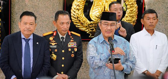 Ketua Komisi Reformasi Jimly Asshiddiqie (dua dari kanan) akan Buat Public Hearing